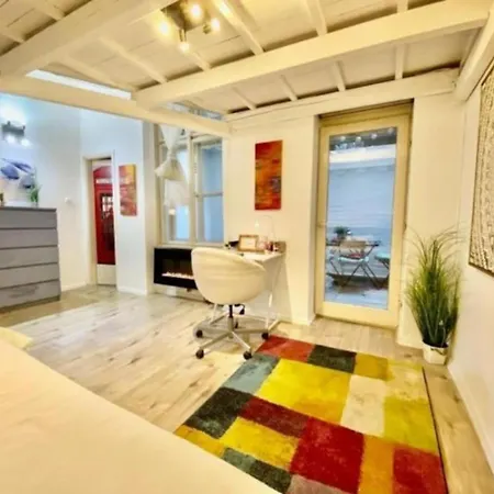 Cozy With Private Terrace At Oktogon 부다페스트