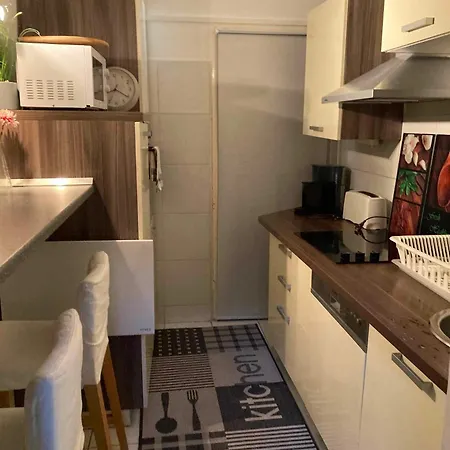 아파트 Cozy With Private Terrace At Oktogon